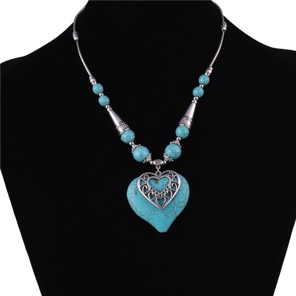 Jewelry - Faux turquoise & silver heart statement necklace